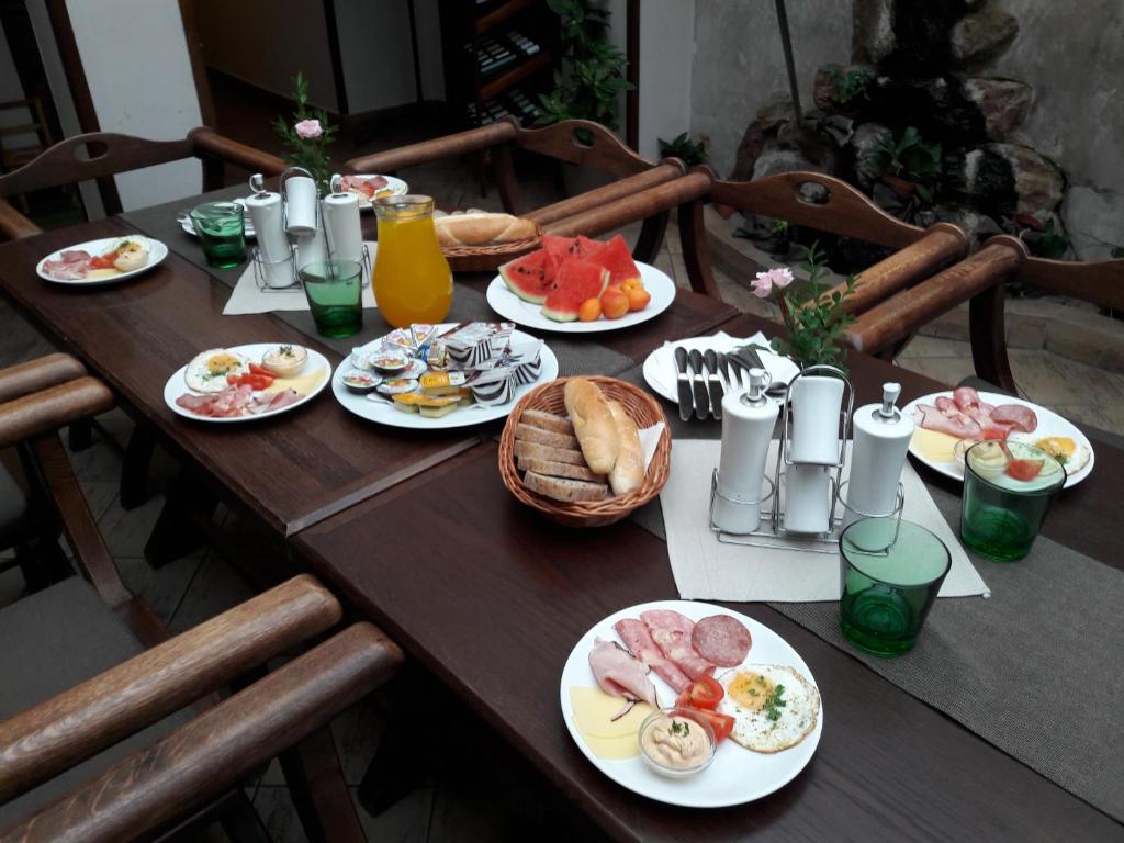 Jedzenie w pensjonacie lub w pobliżu