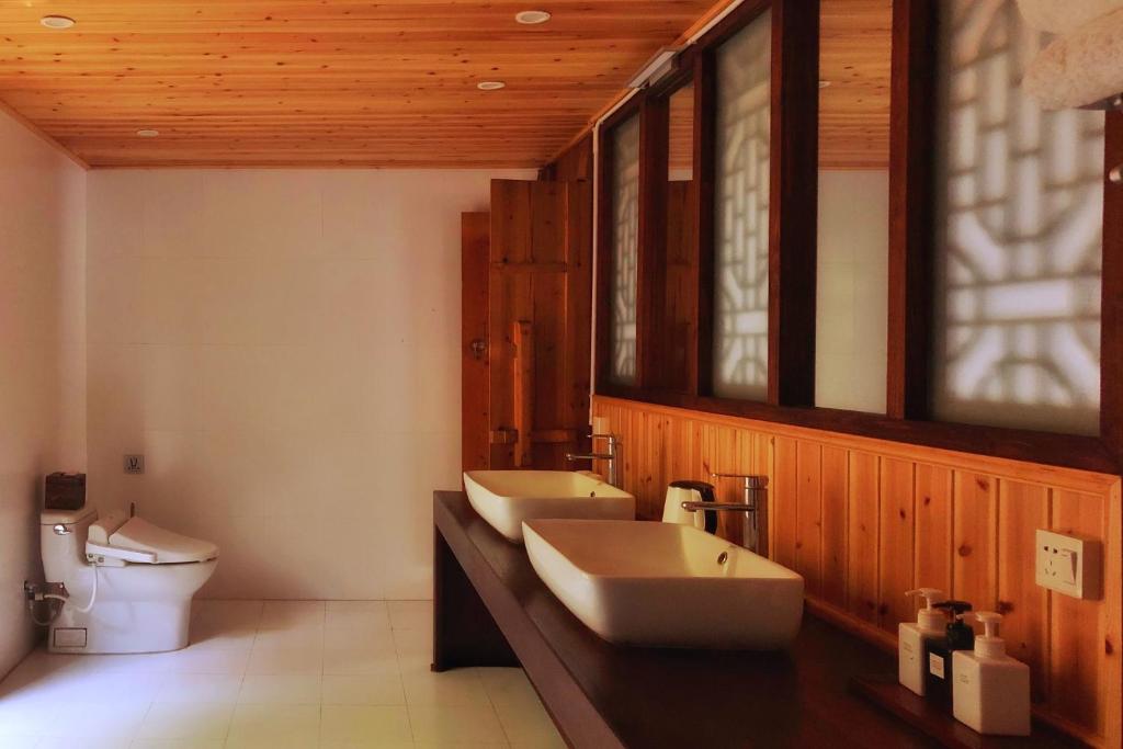 Koupelna v ubytování Zen Box House