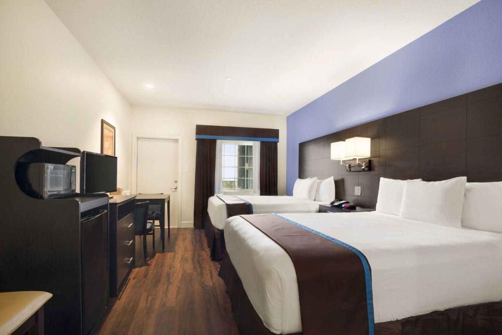 Days Inn & Suites by Wyndham Galveston West/Seawall photo