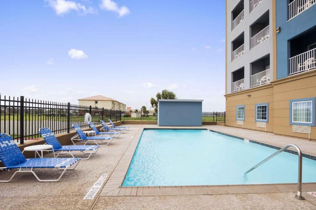 Days Inn & Suites by Wyndham Galveston West/Seawall photo
