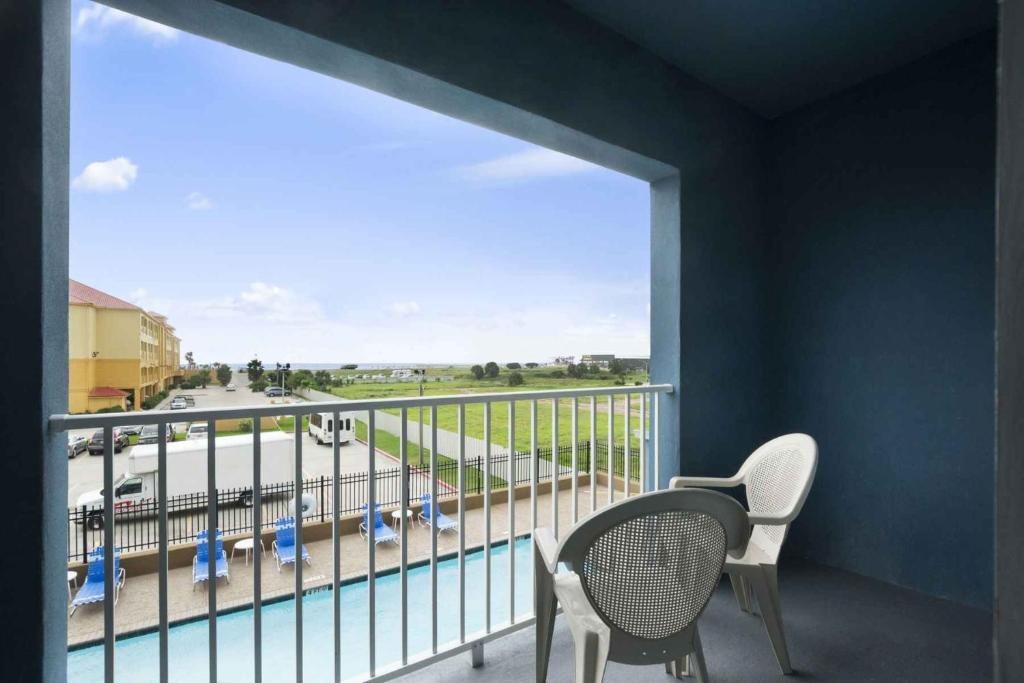 Days Inn & Suites by Wyndham Galveston West/Seawall photo