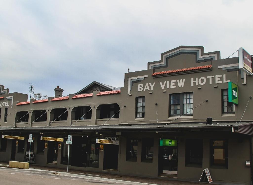un hotel con vistas a la bahía en la esquina de una calle en Bayview Hotel - Batemans Bay, en Batemans Bay