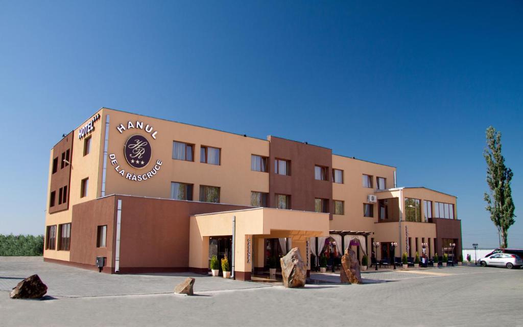 een gebouw met een bord aan de voorkant bij Hotel Hanul de la Rascruce in Arad