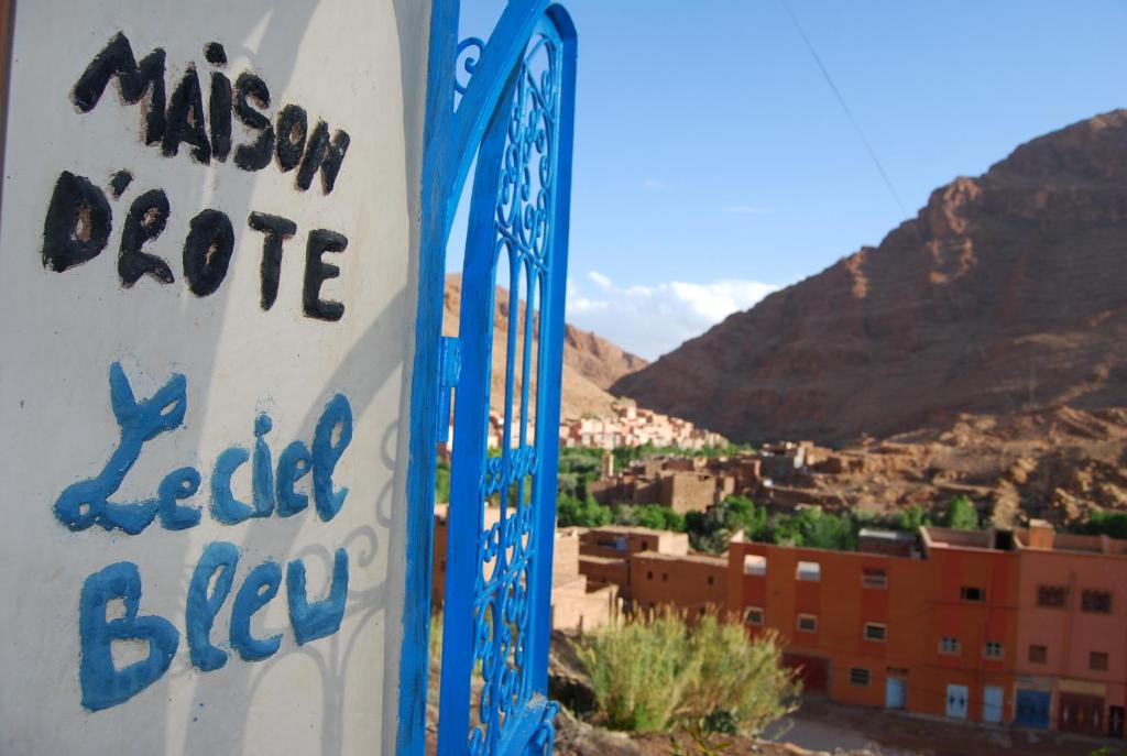 un signo que dice mason priceelelelelelel en Maison d'Hôtes le Ciel Bleu, en Tinerhir