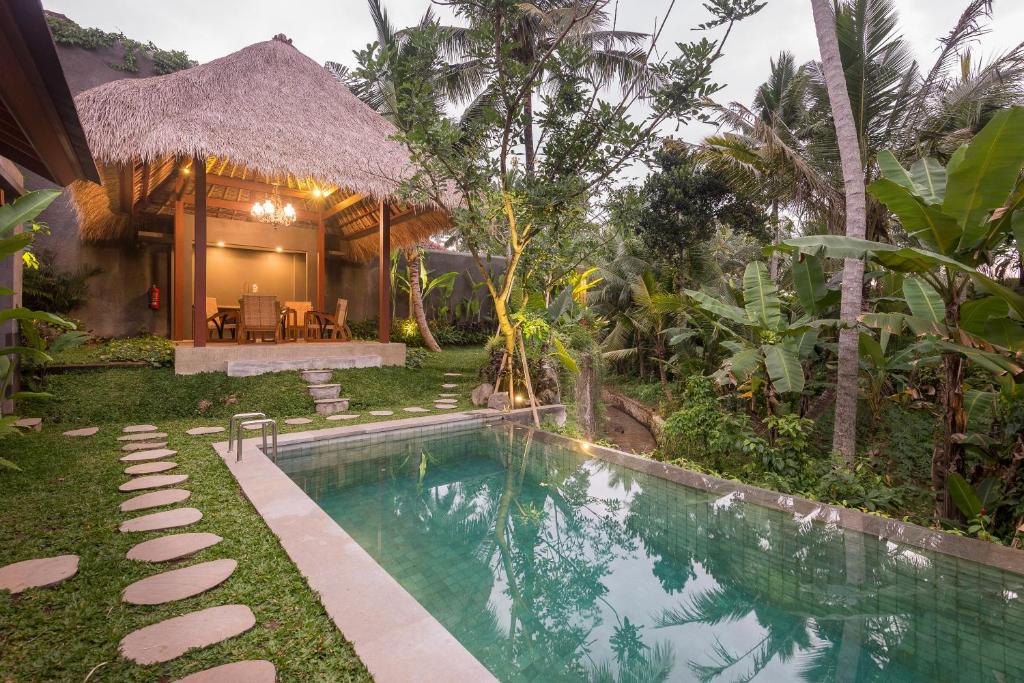 una villa con piscina y una casa en ILA Villa Ubud, en Ubud