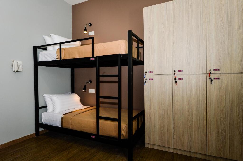 Katil dua tingkat atau katil-katil dua tingkat dalam bilik di RHR Hotel - Selayang