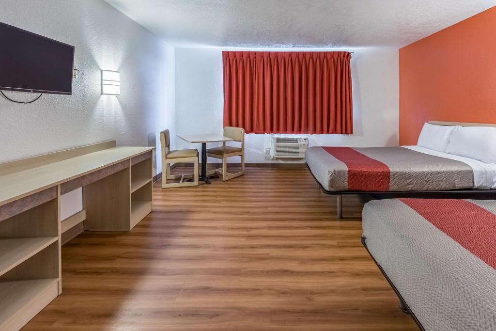 Postel nebo postele na pokoji v ubytování Motel 6-Beaverton, OR
