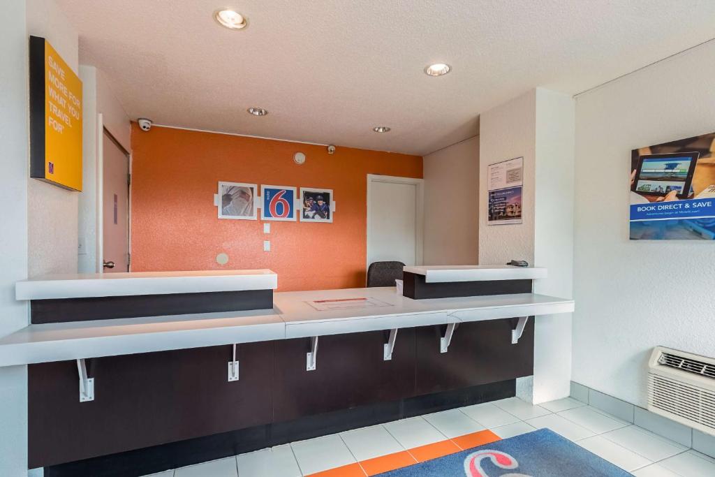 TV a/nebo společenská místnost v ubytování Motel 6-Beaverton, OR