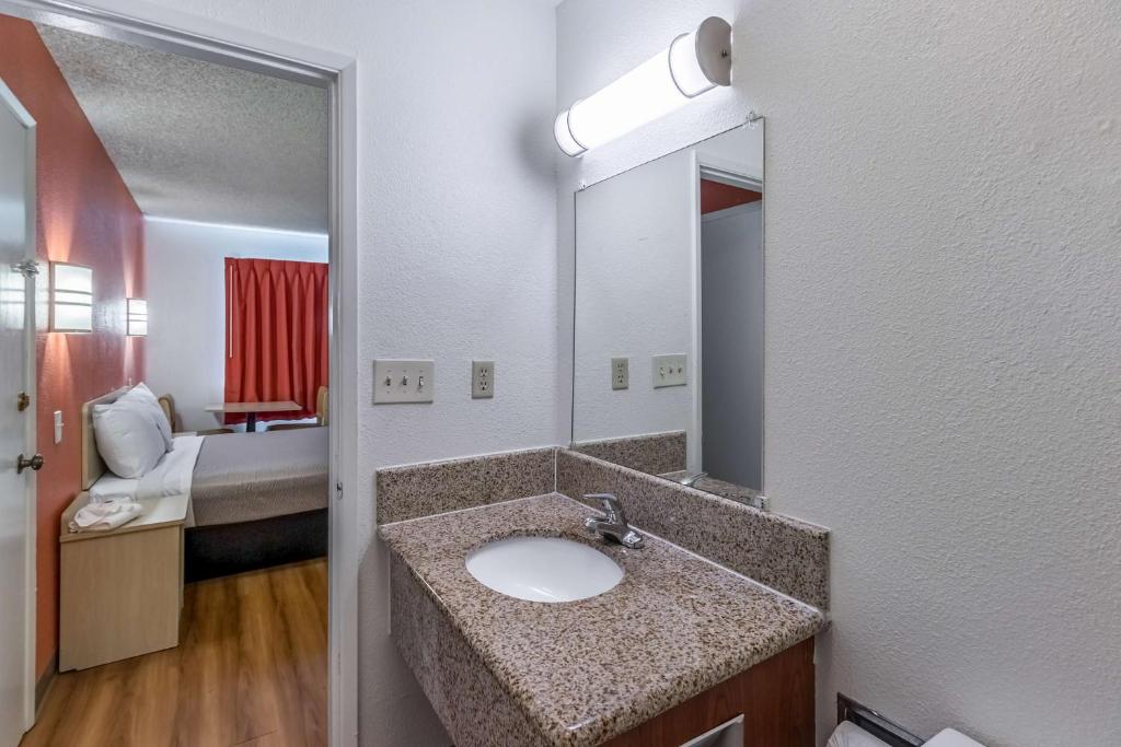 Koupelna v ubytování Motel 6-Beaverton, OR