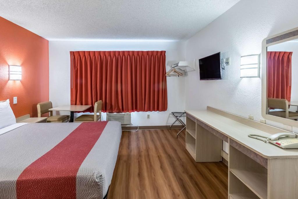 TV a/nebo společenská místnost v ubytování Motel 6-Beaverton, OR