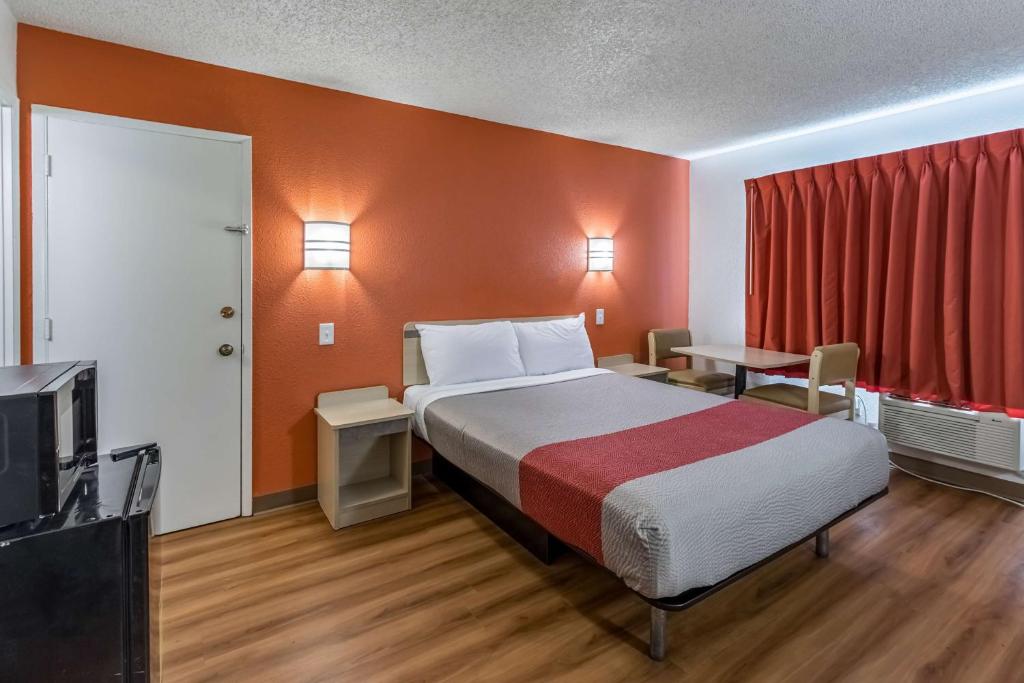 Postel nebo postele na pokoji v ubytování Motel 6-Beaverton, OR