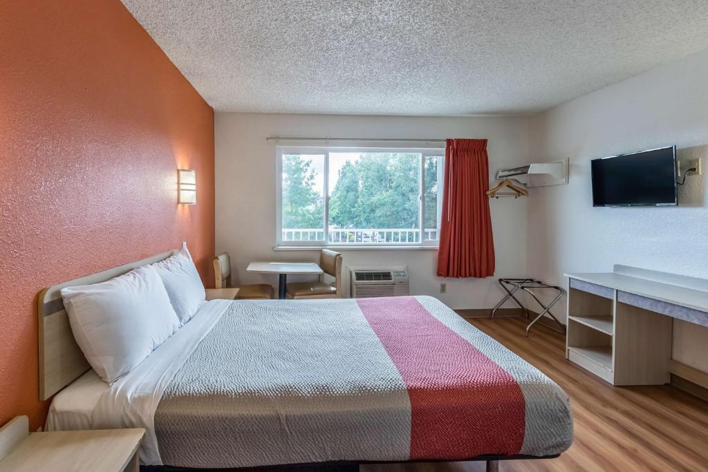 Postel nebo postele na pokoji v ubytování Motel 6-Beaverton, OR