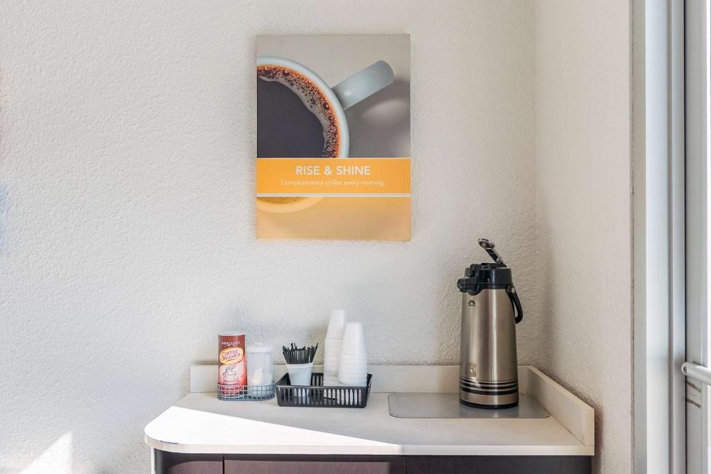 Příslušenství pro přípravu čaje a kávy v ubytování Motel 6-Beaverton, OR