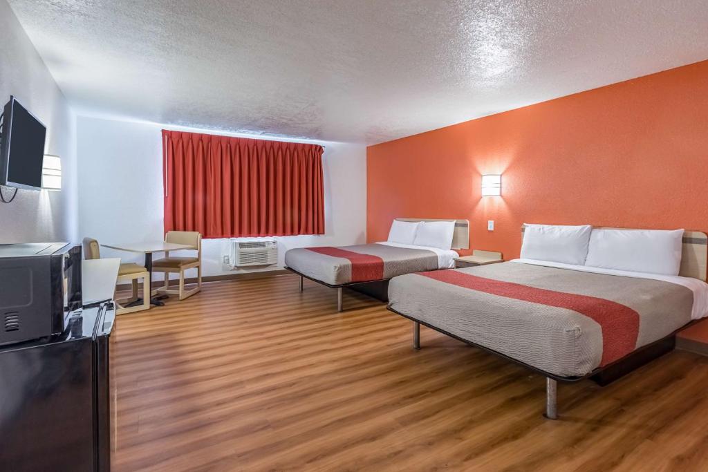 Postel nebo postele na pokoji v ubytování Motel 6-Beaverton, OR