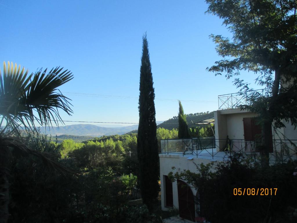 a view of a house with trees and mountains at Villa Boulou in Rognes