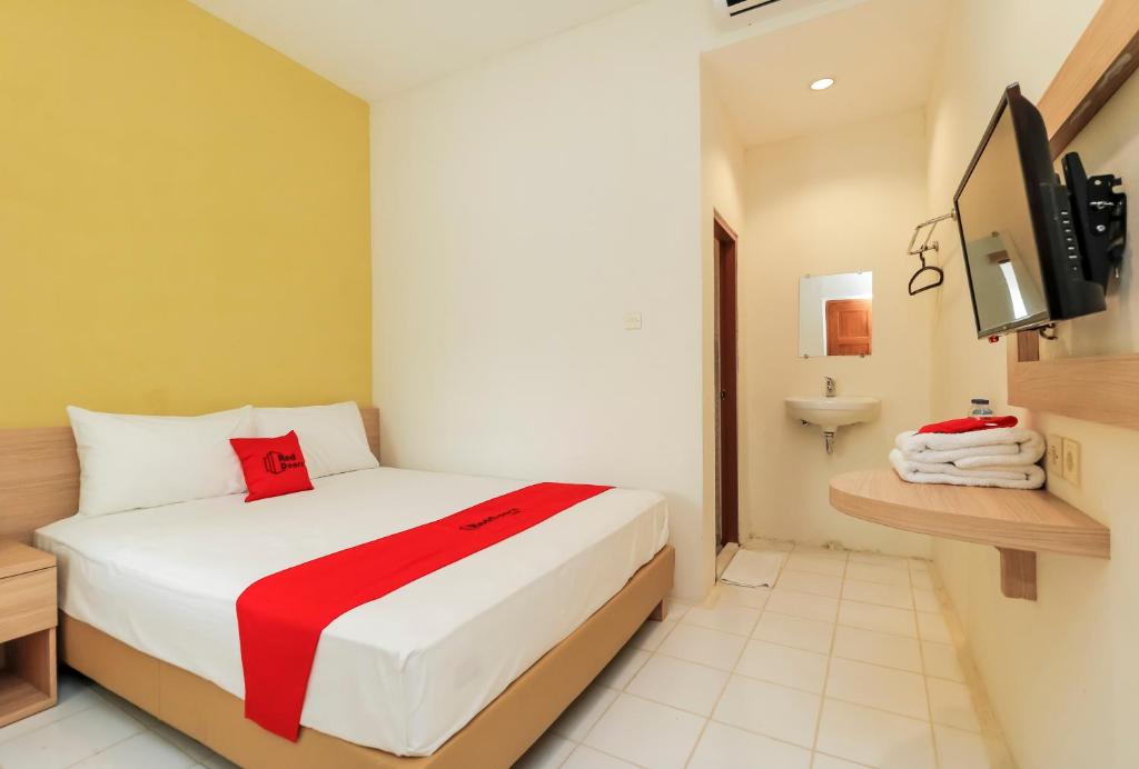 Ένα ή περισσότερα κρεβάτια σε δωμάτιο στο RedDoorz Plus @ Slamet Riyadi