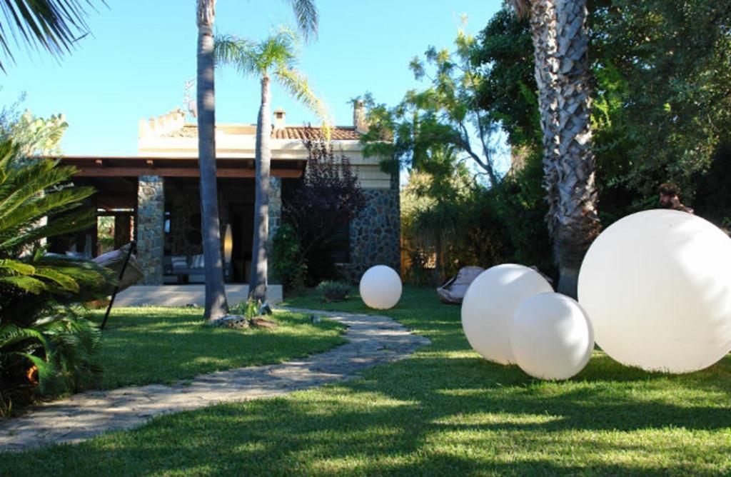 チェファルにあるEmiri Bay Villas - by Vacation Serviceの芝生の大きな白玉の庭