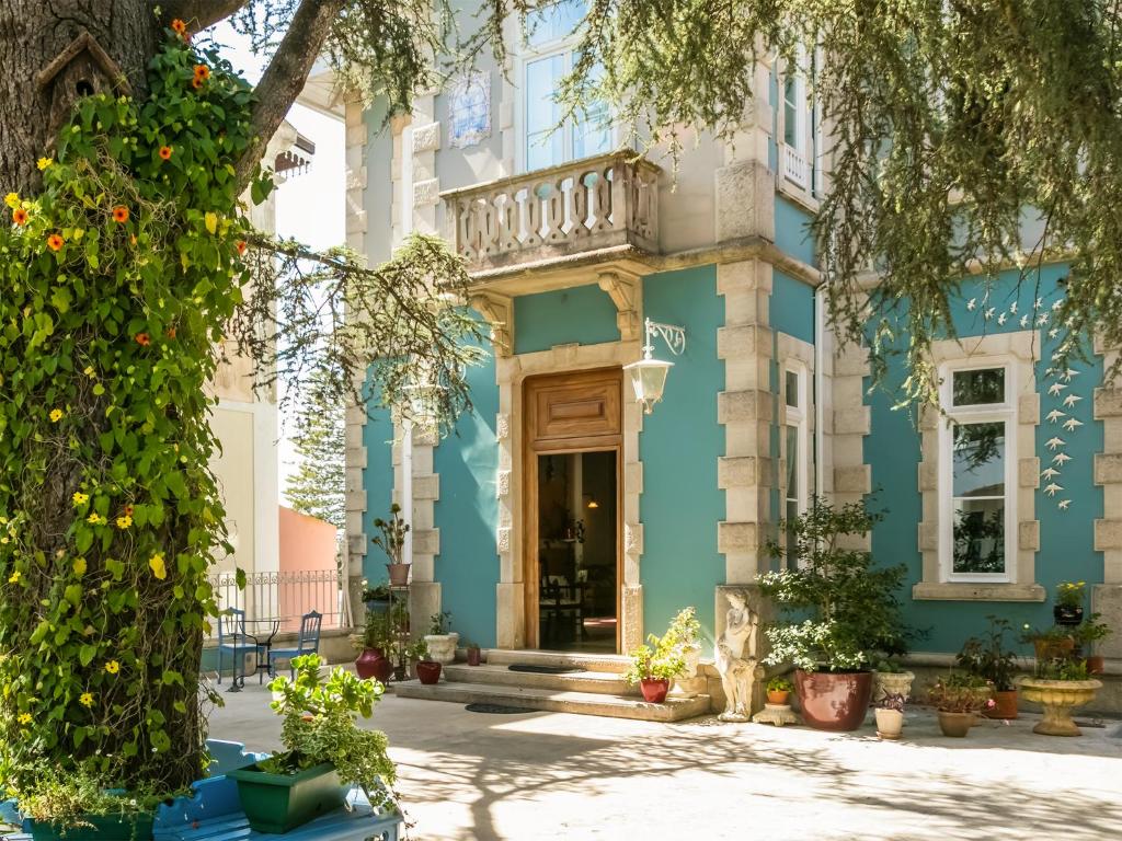 un edificio azul con balcón en la parte delantera en Chalet Saudade, en Sintra