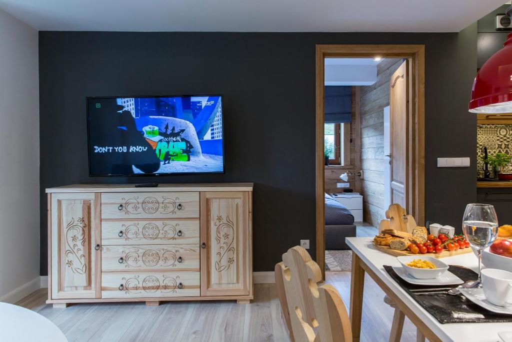 Televízia a/alebo spoločenská miestnosť v ubytovaní Apartament Przy Stoku - Polana Szymoszkowa Ski Resort