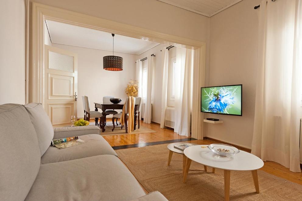 uma sala de estar com um sofá e uma mesa em Corfu Town Stylish Apartment em Corfu Town