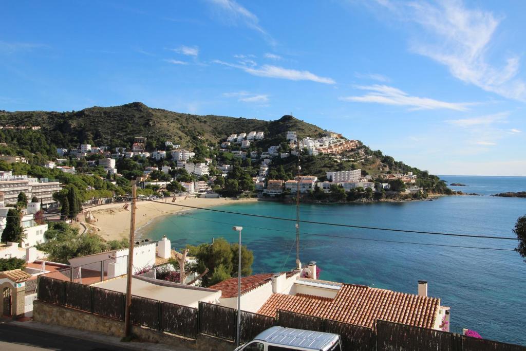 a view of a beach with houses on a hill at Montemar in Roses