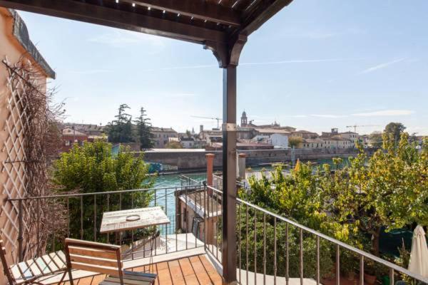 balcone con panchina e vista sull'acqua di Casa Fellini nel Borgo di San Giuliano a Rimini
