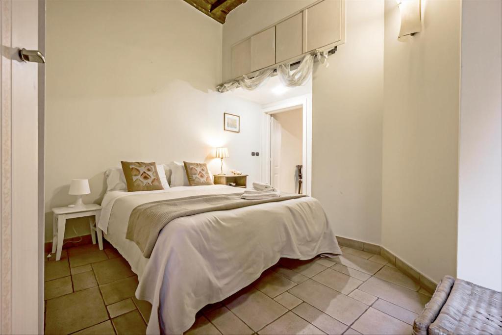 ローマにあるPalazzo Farnese Historical Homeの白いベッドルーム(大型ベッド1台付)