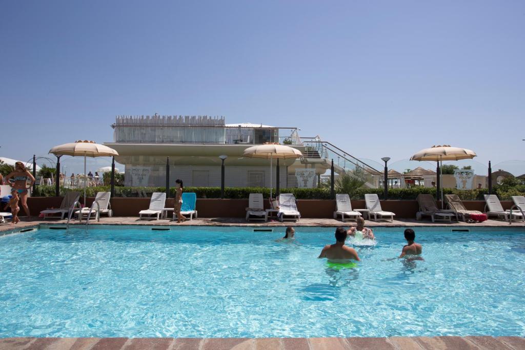 Bazén v ubytování Hotel Benini nebo v jeho okolí