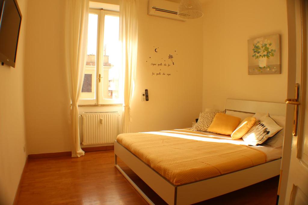ローマにあるAppartamento Floridianaの窓付きの部屋にベッド付きのベッドルーム1室があります。