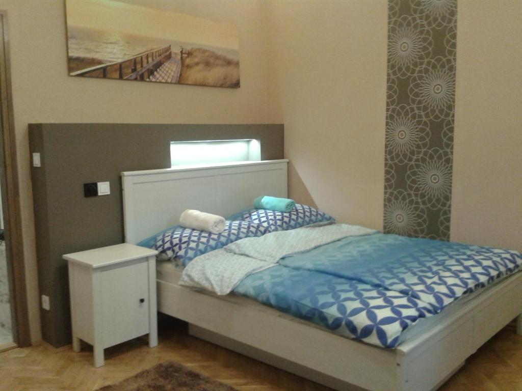 ブダペストにあるLily apartmanの小さなベッドルーム(テディベア付きのベッド付)