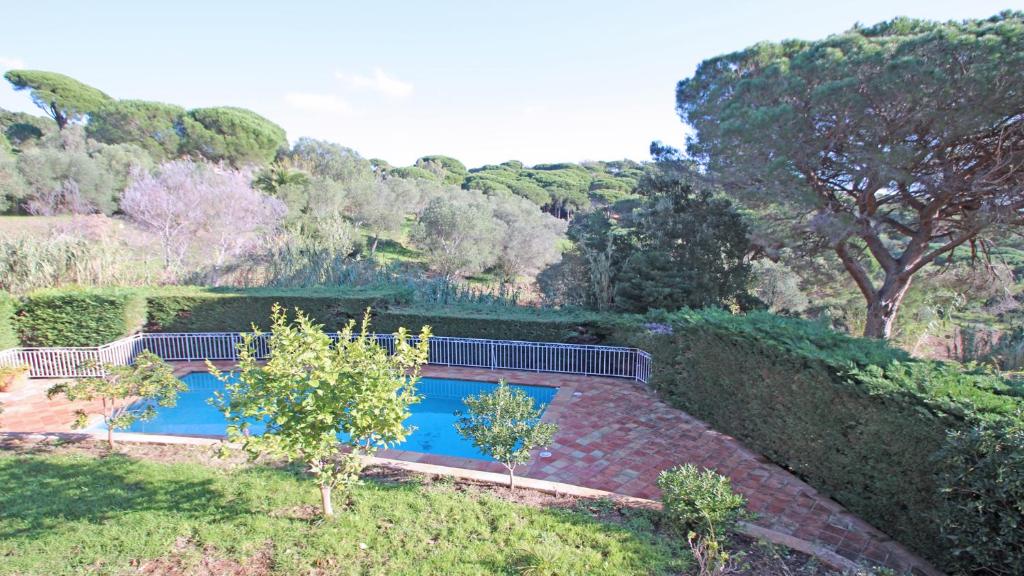 einen Blick über den Pool im Garten in der Unterkunft Villa Cavok in Sainte-Maxime