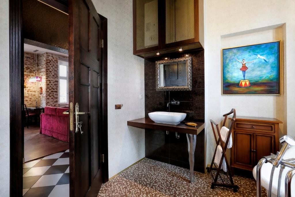Posteľ alebo postele v izbe v ubytovaní Parkowa Art Deluxe moj-sopot pl