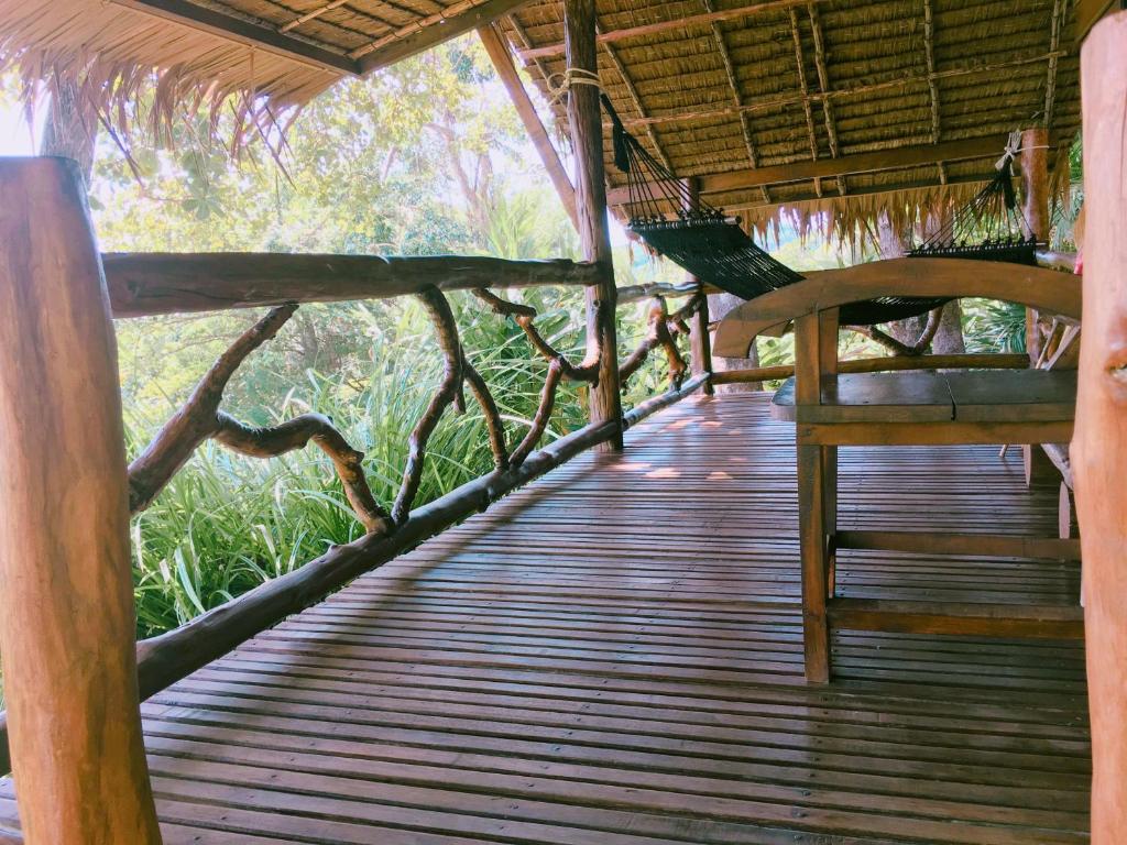 Balkón nebo terasa v ubytování Tha Khao Bay View Bungalow