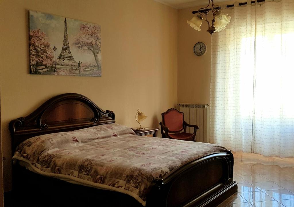 ドルガーリにあるAppartamento Dorgaliのベッドルーム1室(ベッド1台付)とエッフェル塔の写真