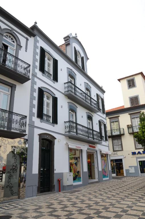 um edifício branco com janelas e varandas pretas em Edificio Charles 301 em Funchal