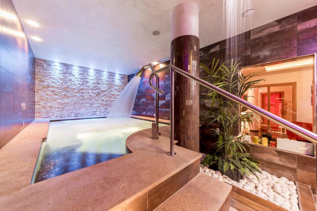 Bazén v ubytování Hotel La Maison Wellness & Spa nebo v jeho okolí