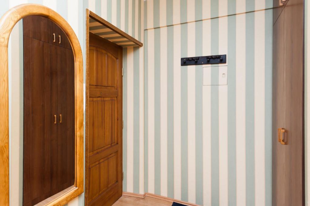 a hallway with a door and a mirror at Apartamenty Sun & Snow Centrum in Zakopane