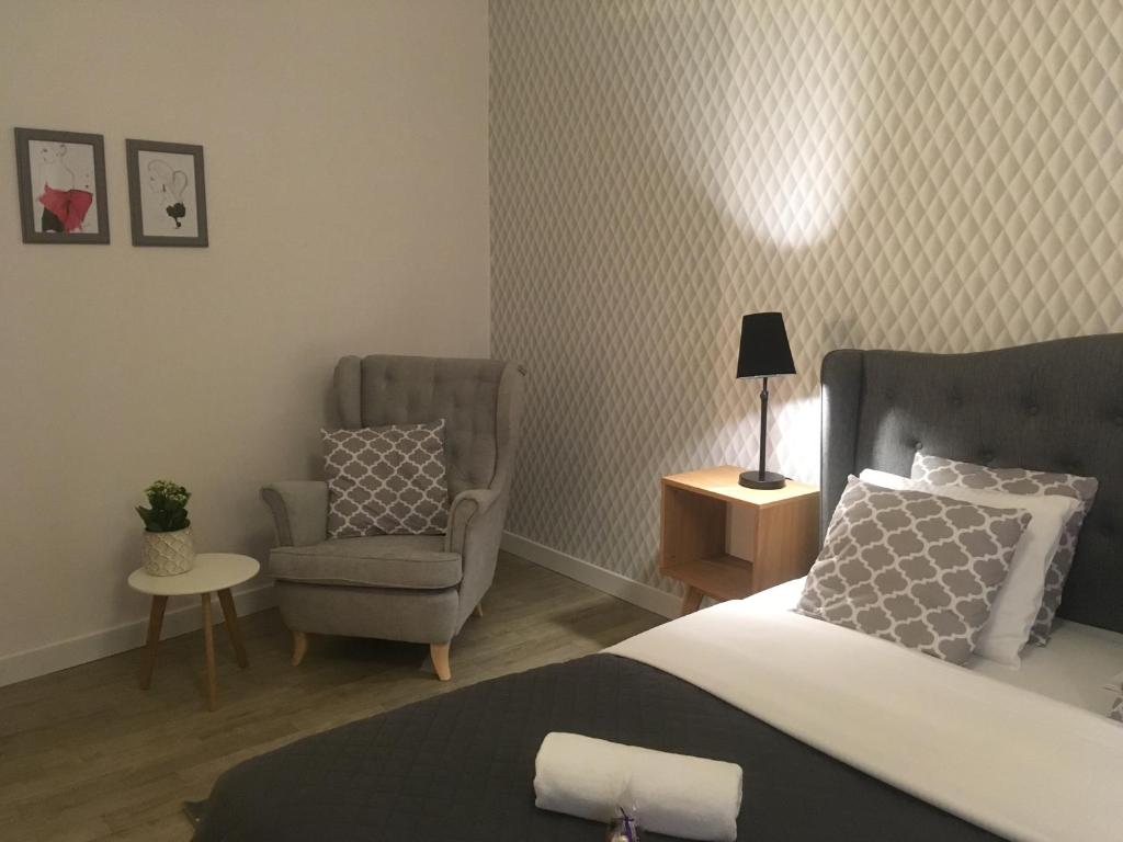 Posteľ alebo postele v izbe v ubytovaní Blooms Inn - City Center Poznan by Friendly Apartments