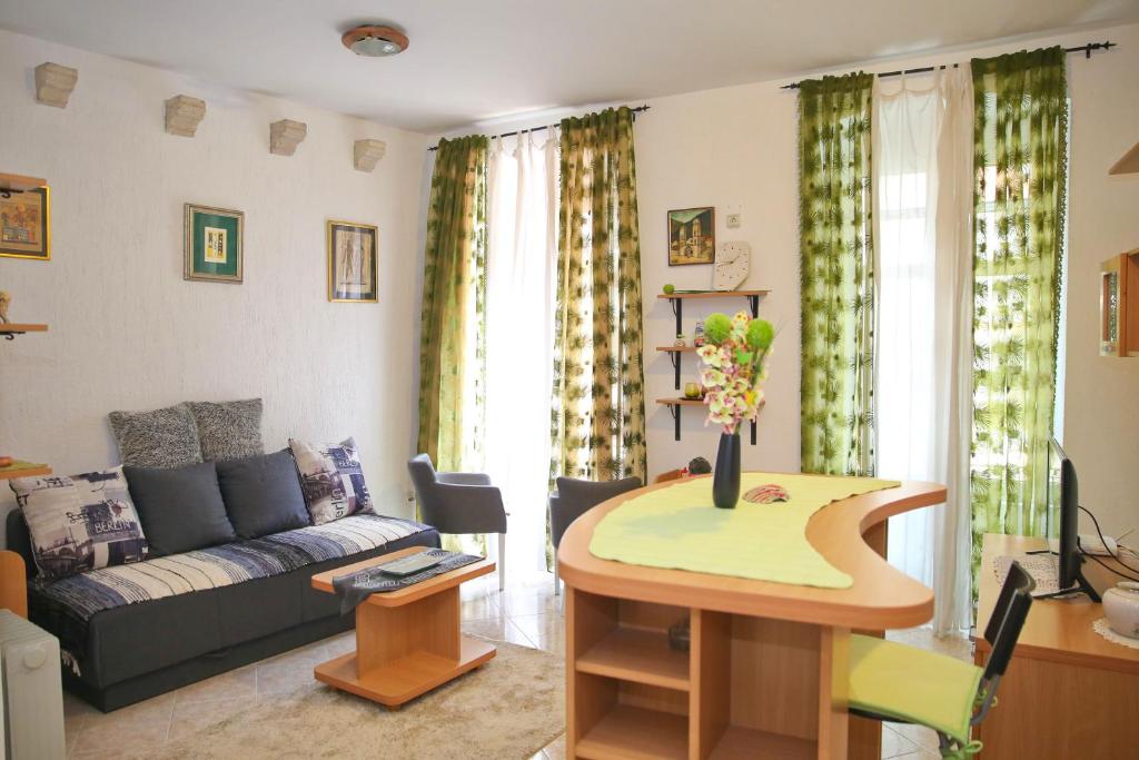 ein Wohnzimmer mit einem Sofa und einem Tisch in der Unterkunft Old town Kotor Square in Kotor