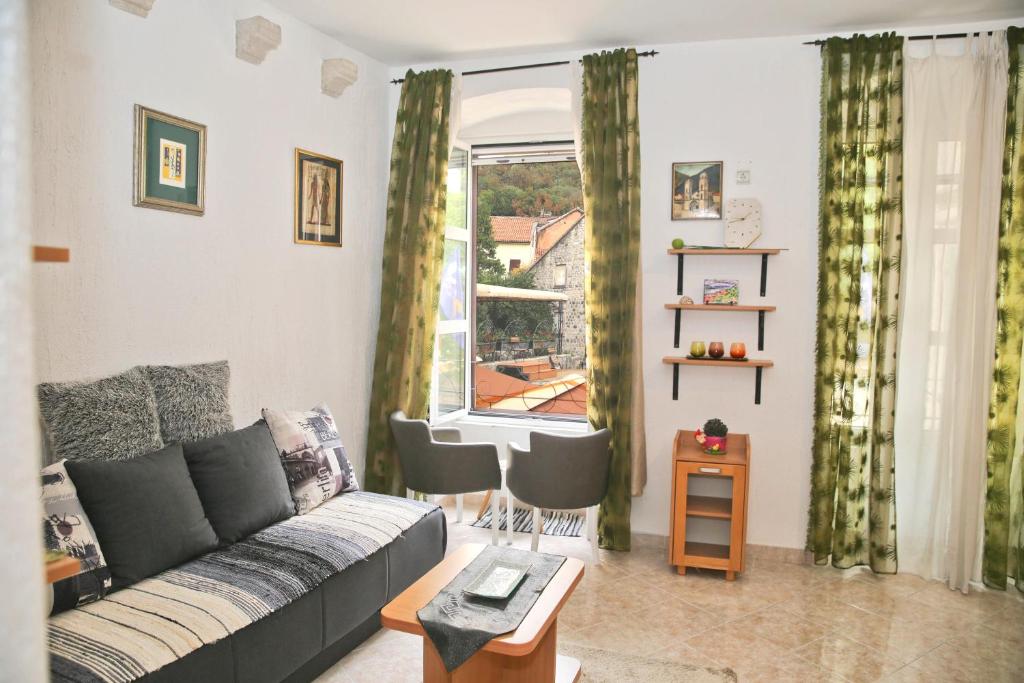 Old town Kotor Square - Housity