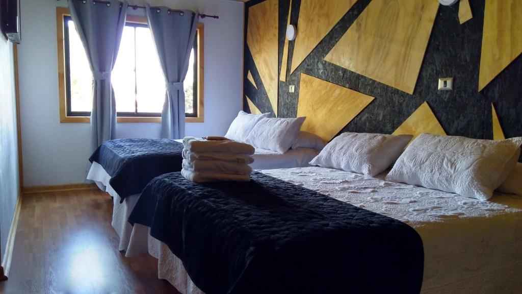 a living room with two beds and a couch at Residencial del Maule in Linares