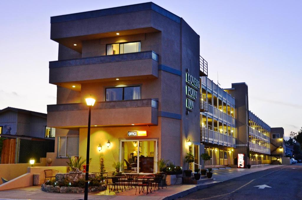 een gebouw op een straat met een straatlicht bij Lovers Point Inn in Pacific Grove