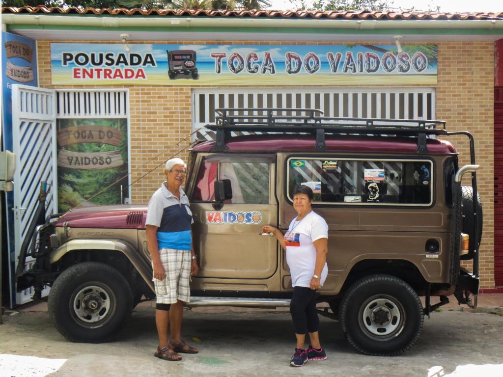 twee mensen die voor een jeep staan bij Toca do Vaidoso in Barreirinhas