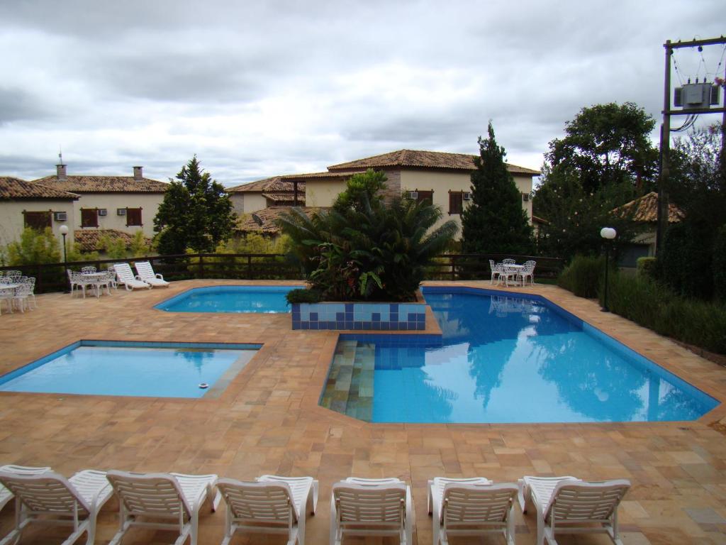 卡龐博尼圖的住宿－Hotel Baguassu，一座带椅子的大型游泳池和一座建筑