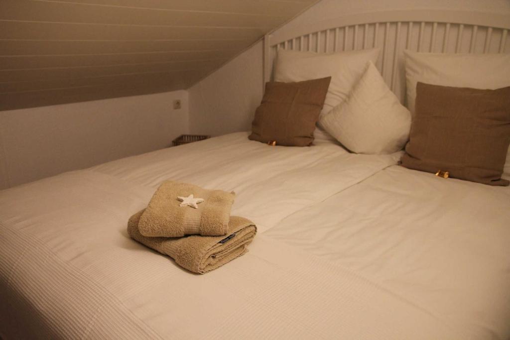Una cama o camas en una habitación de Beach House Camps Bay