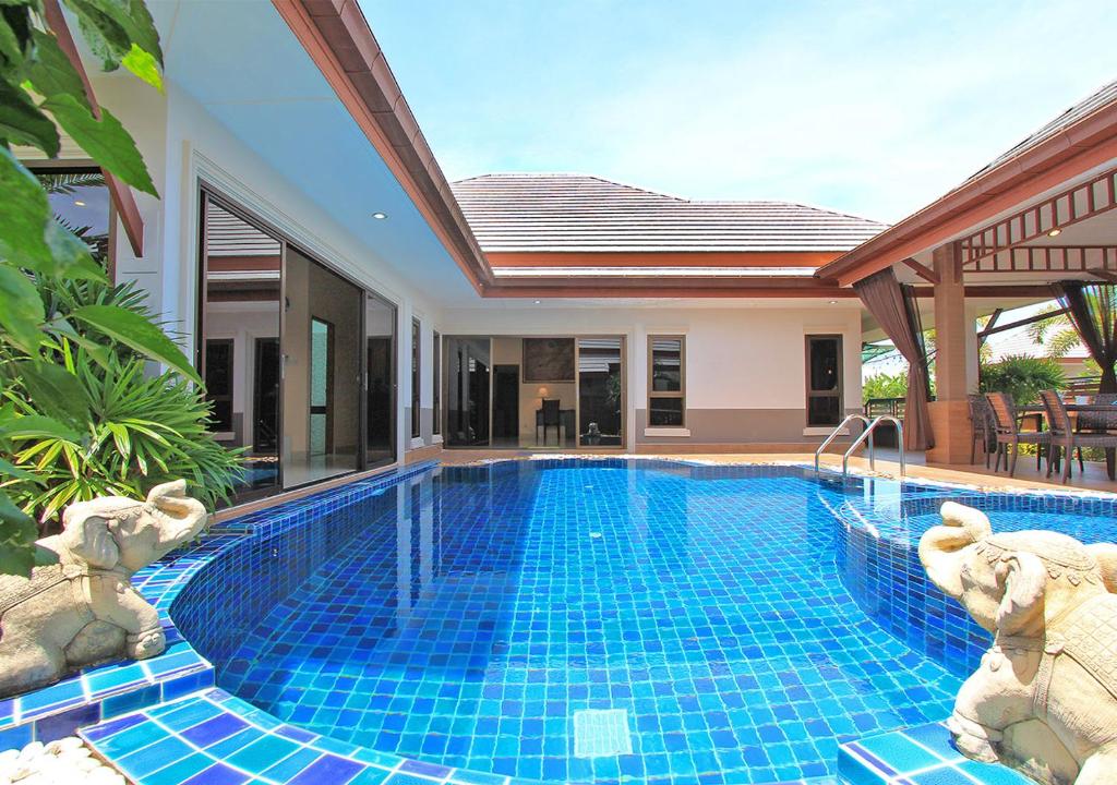 uma piscina numa villa com uma casa em Victoria Villa II em Praia de Jomtien