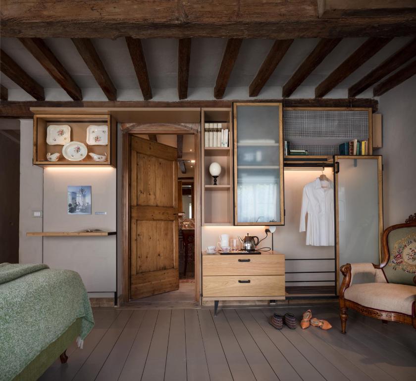 a bedroom with a bed and a dresser with a mirror at Ottantotto Firenze in Florence