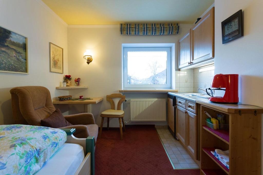 Kuchyň nebo kuchyňský kout v ubytování Alpenflair Ferienwohnungen Gästehaus Tepferdt