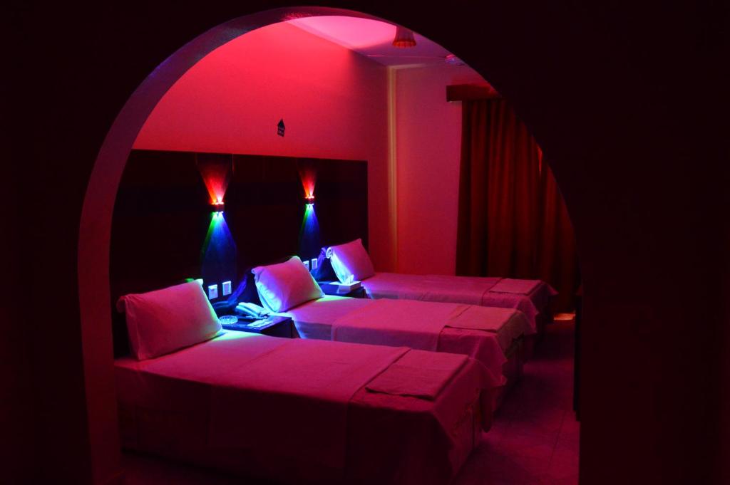 Postel nebo postele na pokoji v ubytování Tehran Hotel