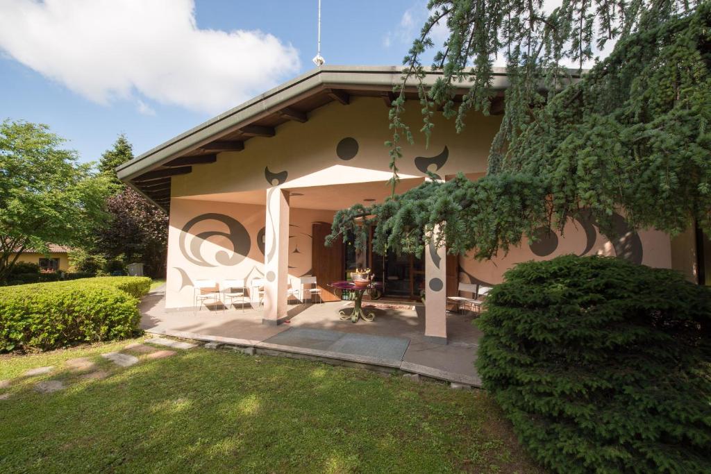 a house with a patio and a yard at Soggiorno Via del golf 41 in Carimate